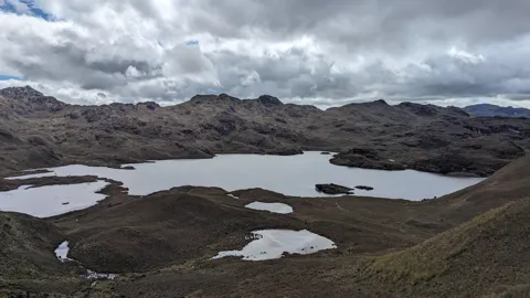 Lagunas oscuras en la cuenca de Osohuayco.