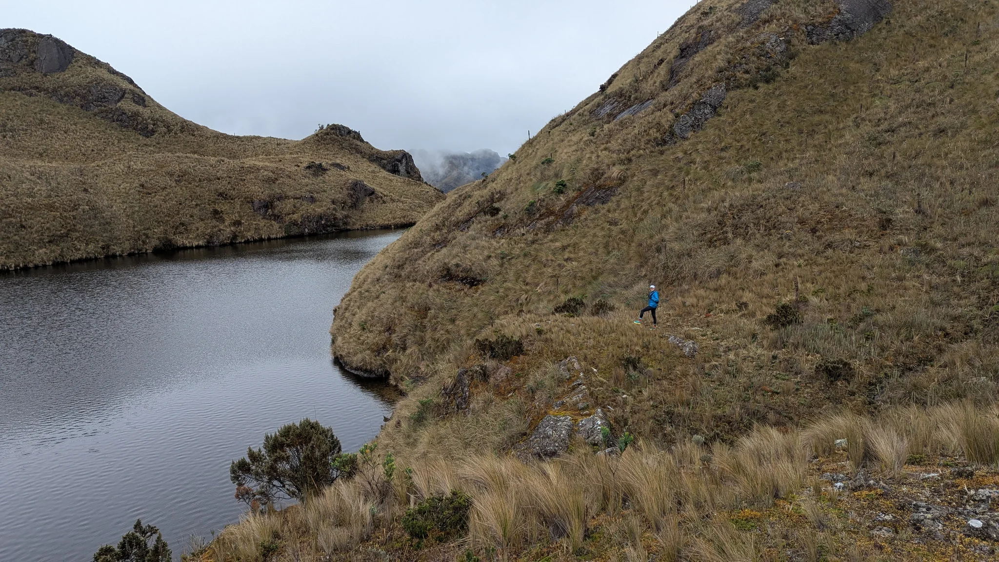 Una laguna estrecha en la cuenca alta de Dos Chorreras. El nombre del cuerpo de agua sigue sin confirmarse.