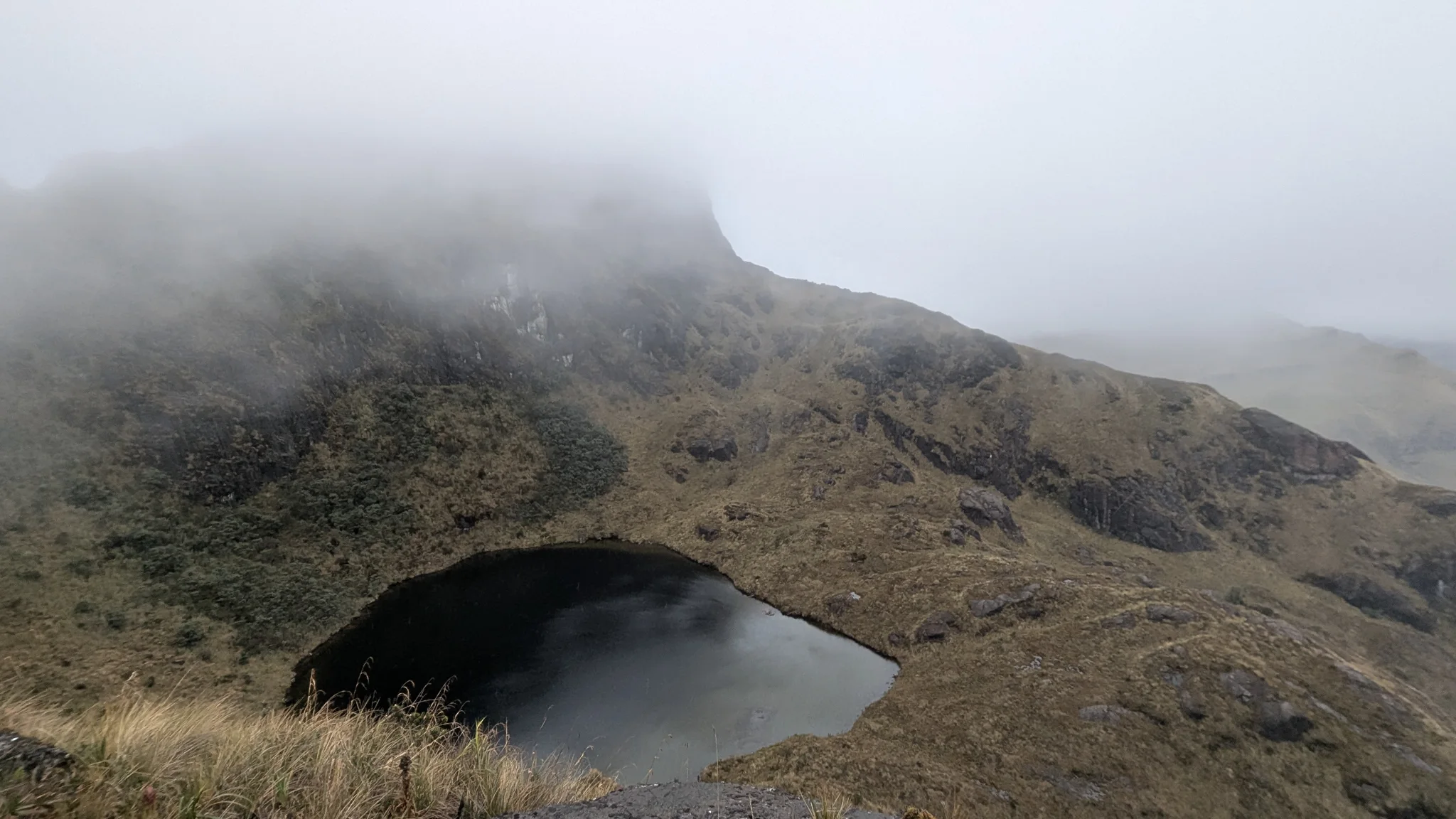 Una laguna bajo los Yanaurcos.