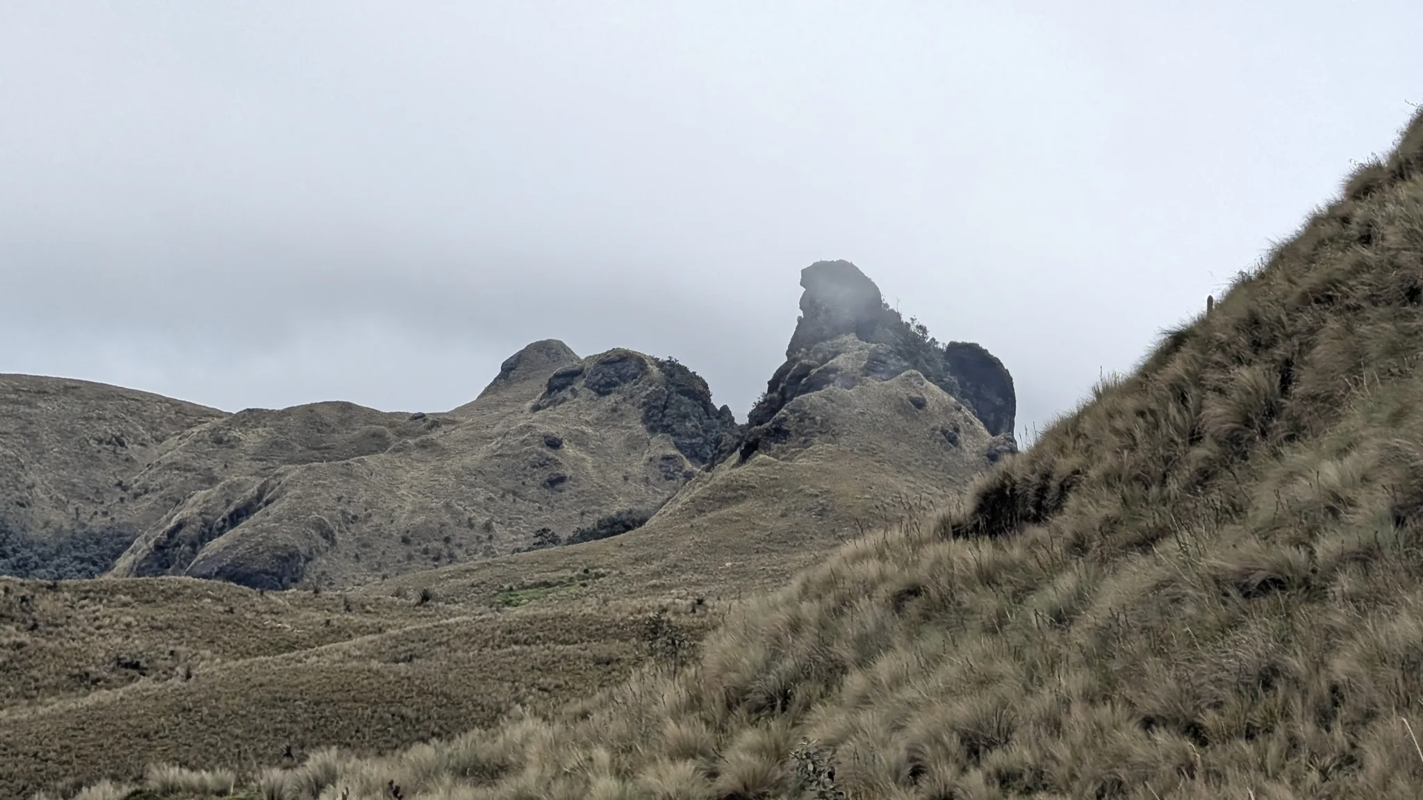 Dos torres de roca entre la neblina