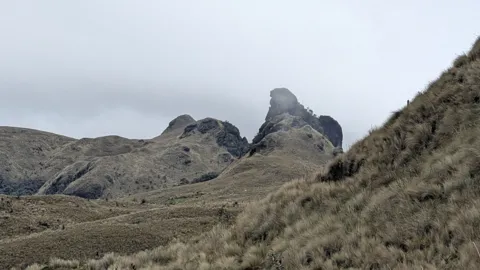 Dos torres de roca entre la neblina