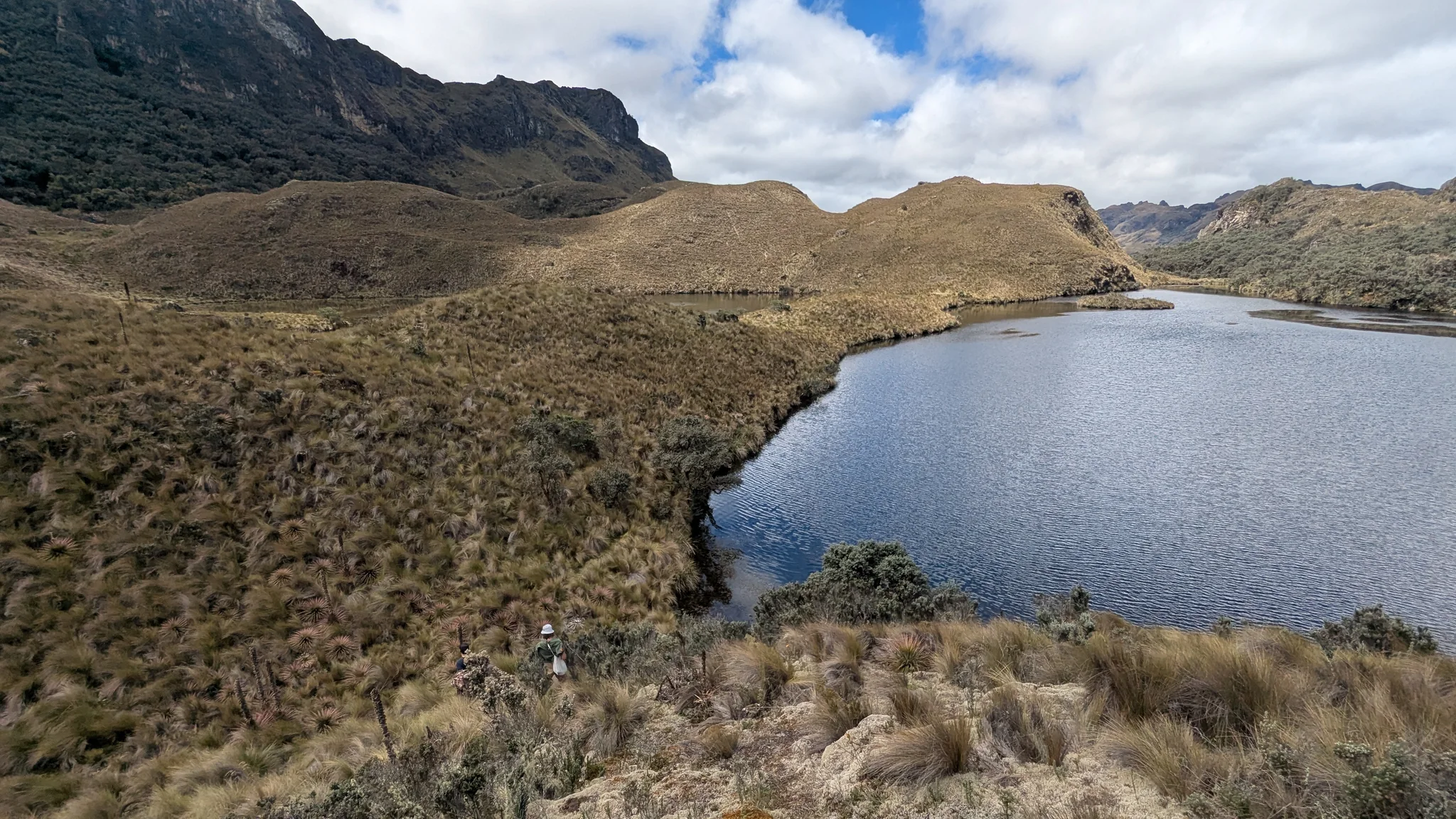La orilla curva de Lagunas Unidas.