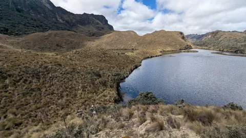 La orilla curva de Lagunas Unidas.