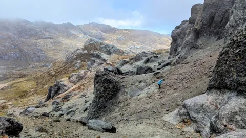 Una caminata bajo paredes de roca empinadas