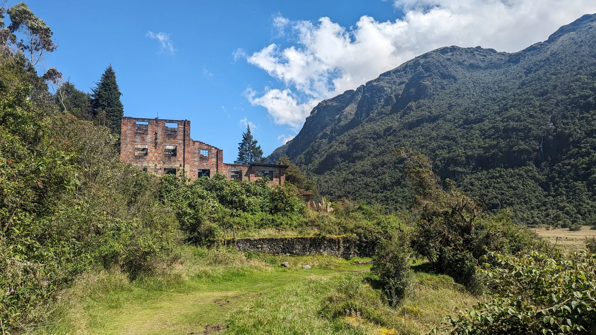Edificio junto a Llaviucu.
