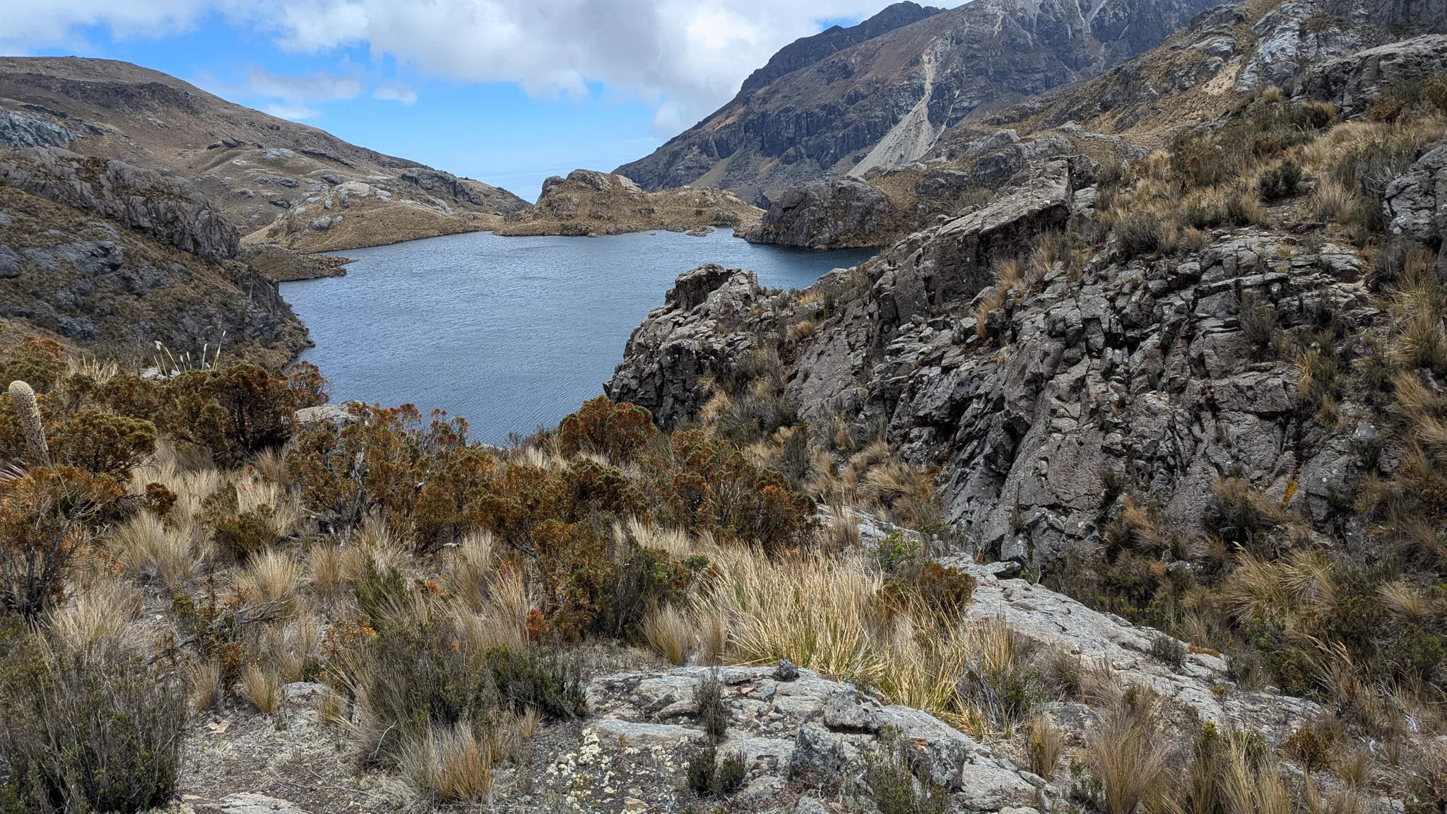 Una laguna azul tras una orilla rocosa. El nombre del cuerpo de agua sigue sin confirmarse.