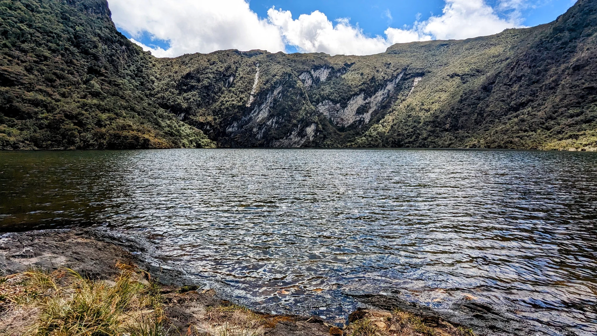 Una laguna bajo nubes grises. El nombre del cuerpo de agua sigue sin confirmarse.