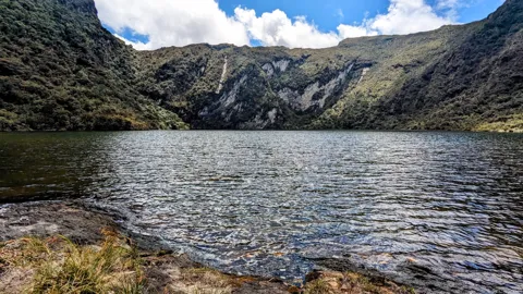 Una laguna bajo nubes grises. El nombre del cuerpo de agua sigue sin confirmarse.