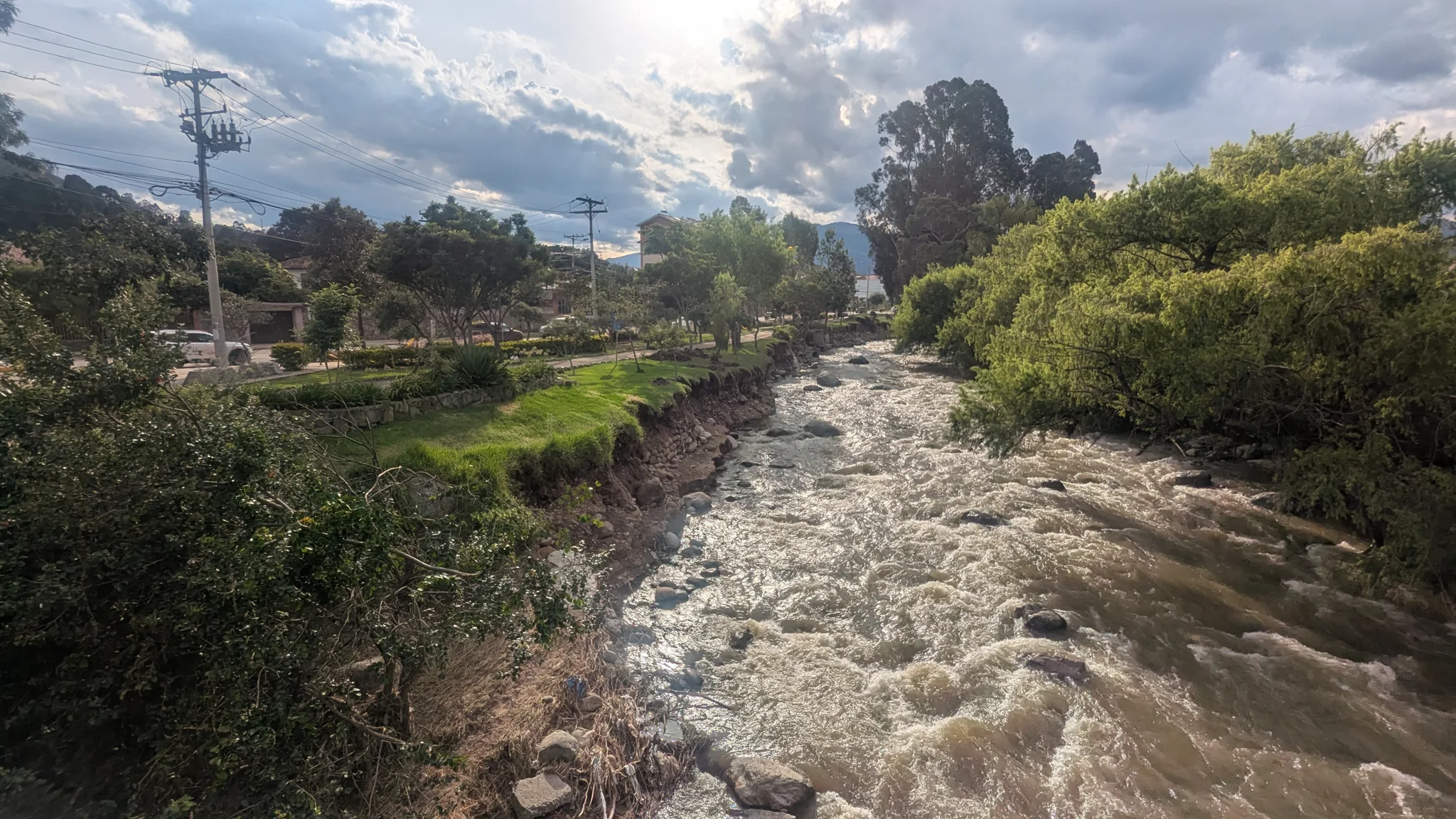 Agua que corre entre rocas redondeadas