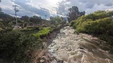 Agua que corre entre rocas redondeadas