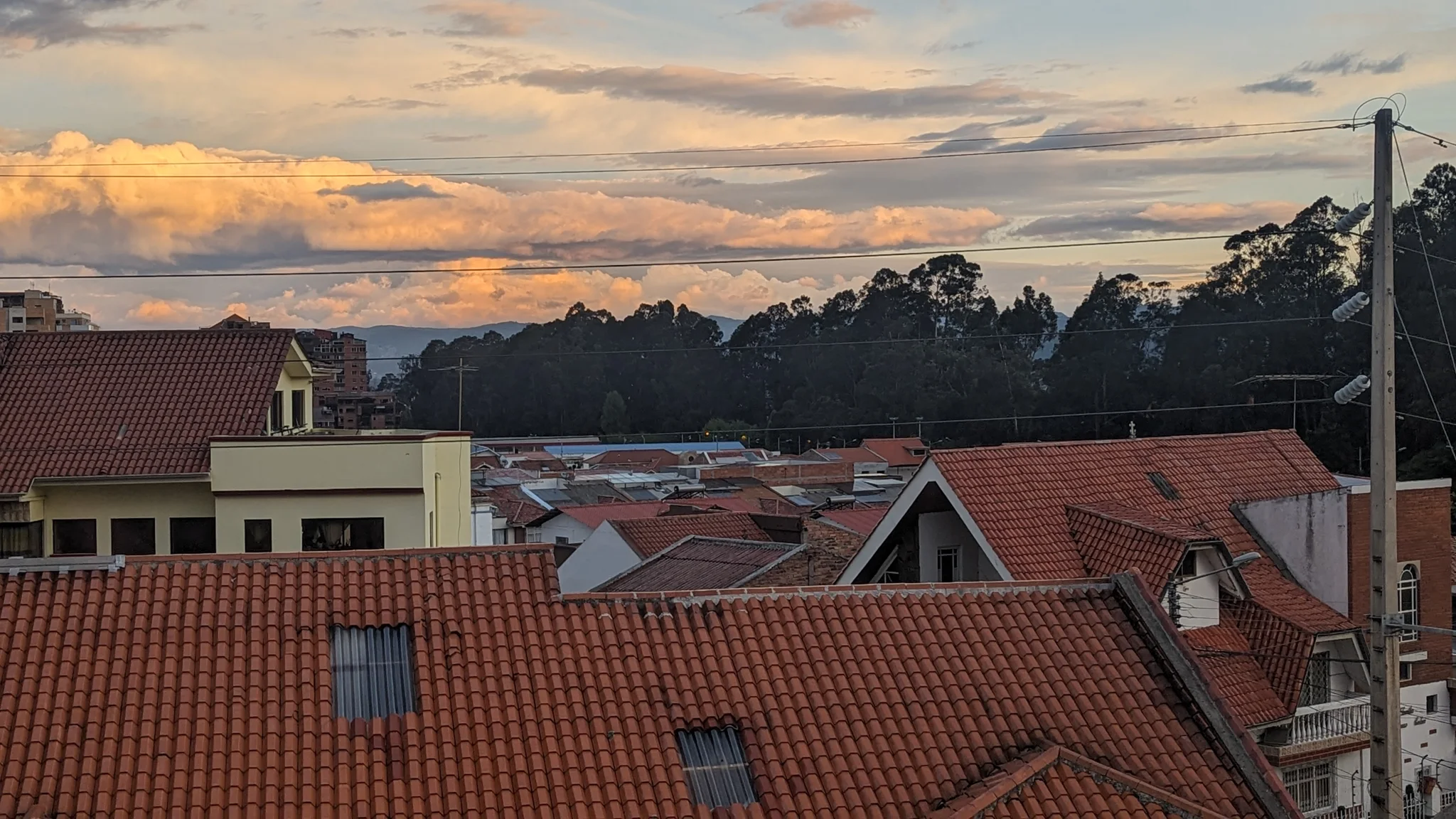 Tejados de teja bajo el cielo de la tarde
