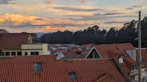 Tejados de teja bajo el cielo de la tarde