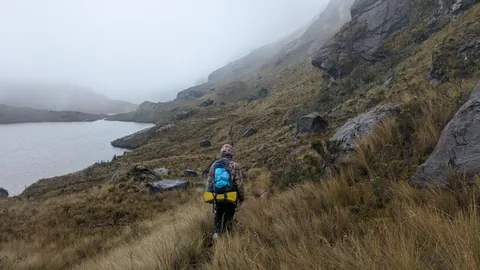 Por el sendero junto a la laguna
