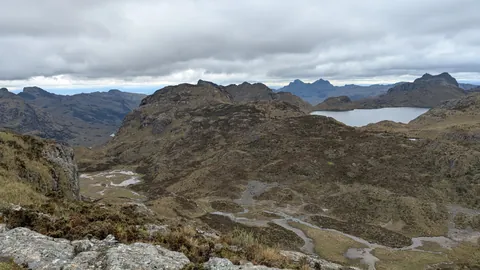 Una cuenca de lagunas y afloramientos rocosos. El nombre del cuerpo de agua sigue sin confirmarse.