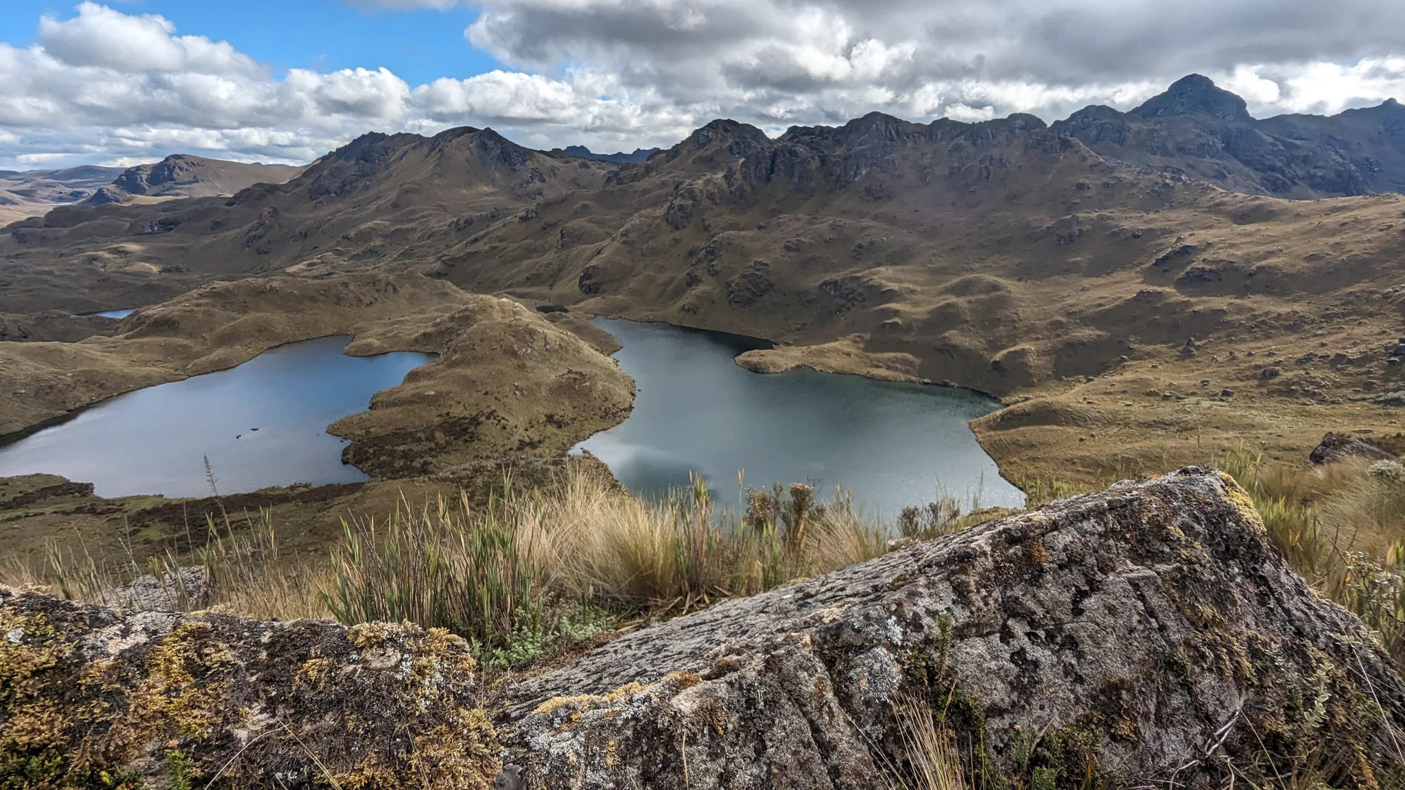 Lagunas de Cuchichaspana bajo las crestas.
