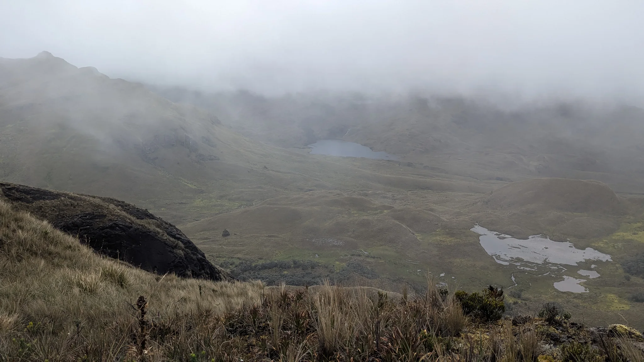 Lagunas de altura bajo la niebla. El nombre del cuerpo de agua sigue sin confirmarse.