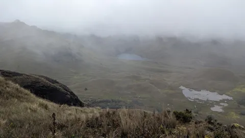 Lagunas de altura bajo la niebla. El nombre del cuerpo de agua sigue sin confirmarse.