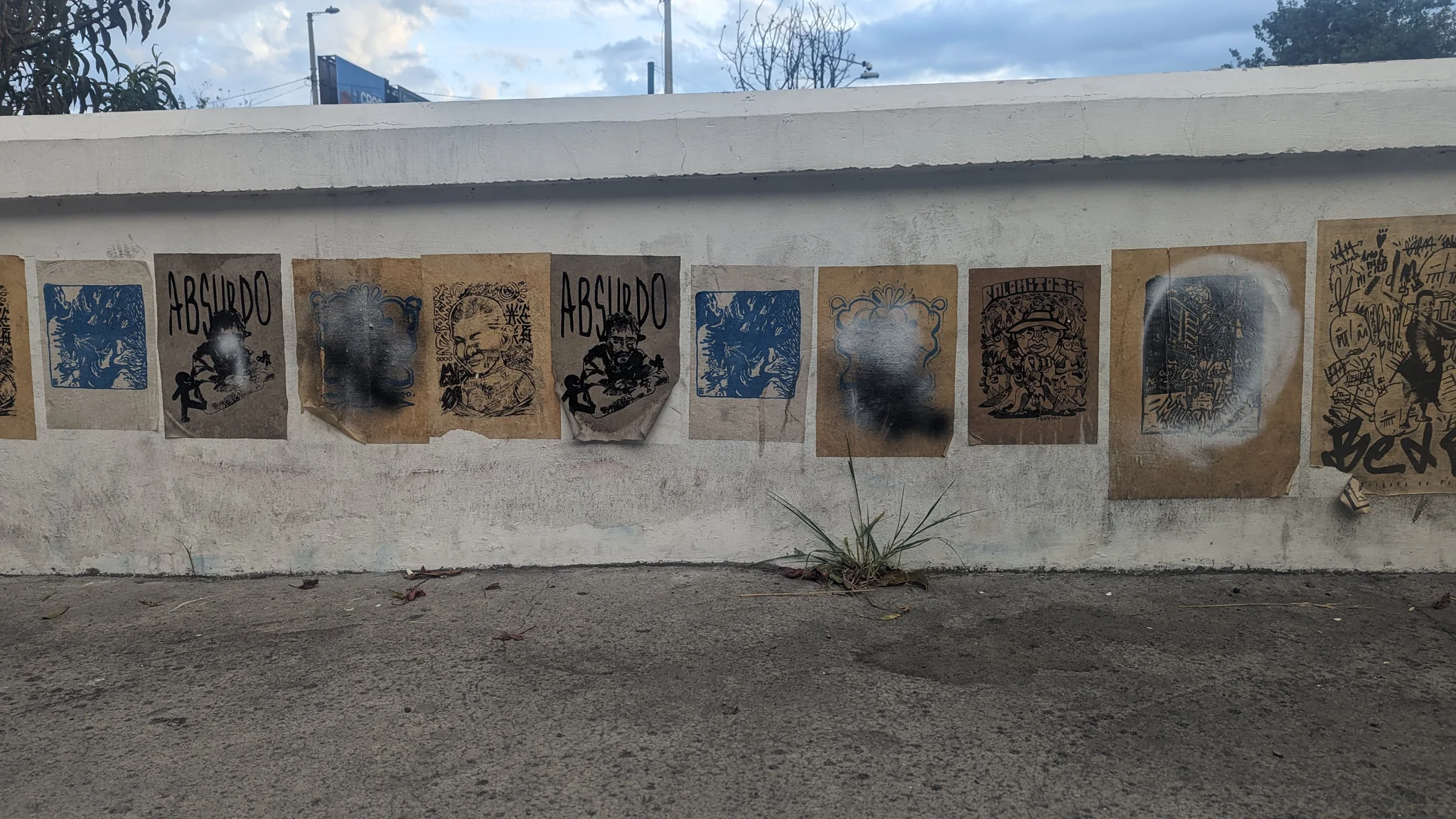 Una fila de pinturas enmarcadas en un muro