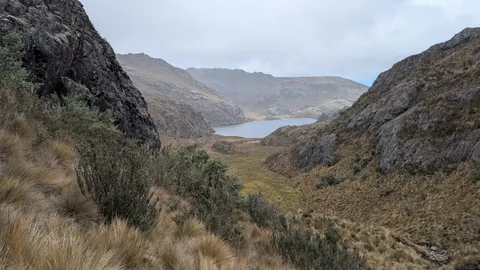 Estrellascocha desde un paso rocoso.