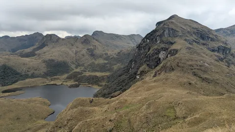 Una laguna entre laderas empinadas