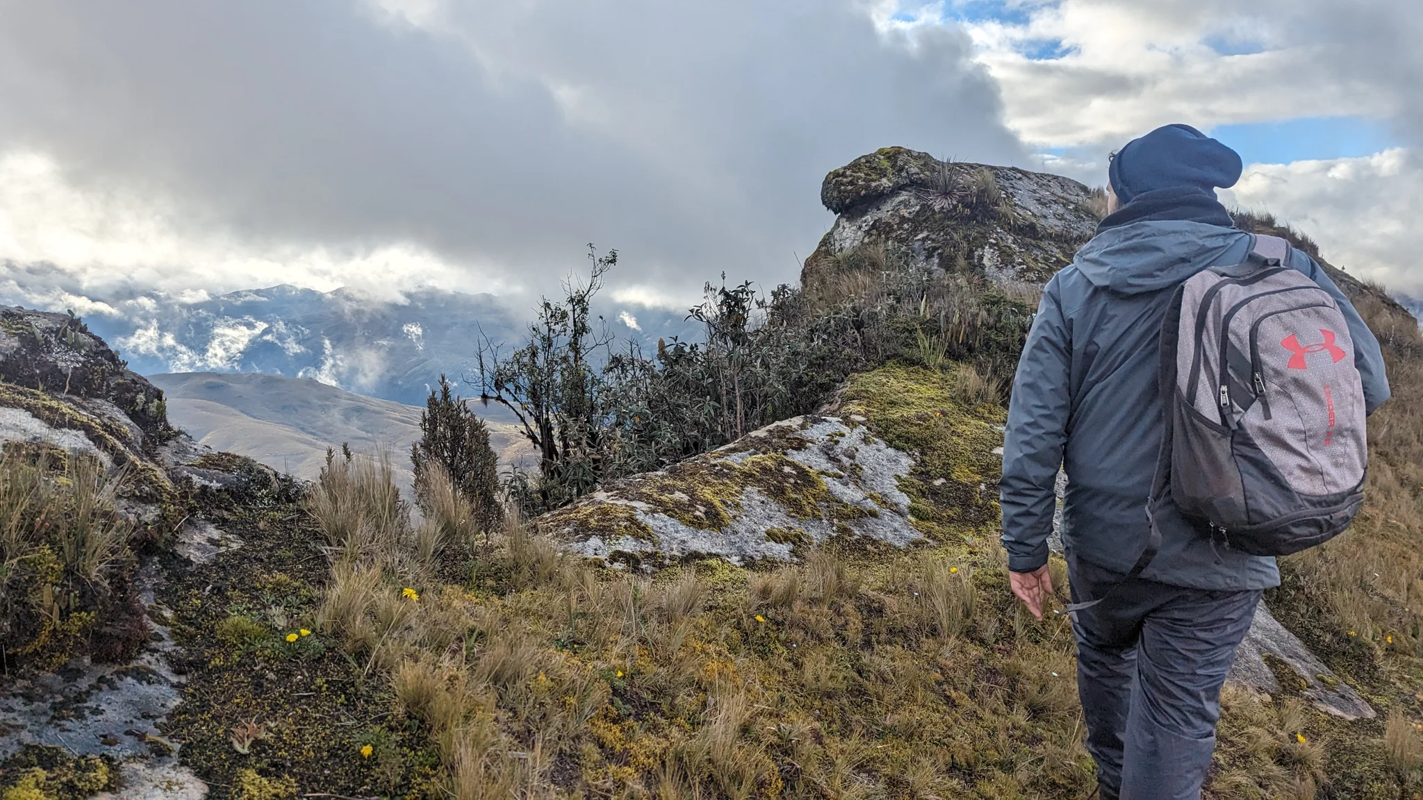 Una mochila en el sendero de altura