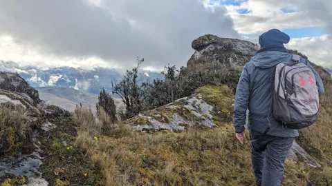 Una mochila en el sendero de altura