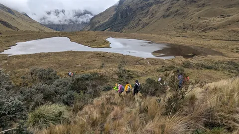 Un grupo de caminantes sobre una laguna somera. El nombre del cuerpo de agua sigue sin confirmarse.