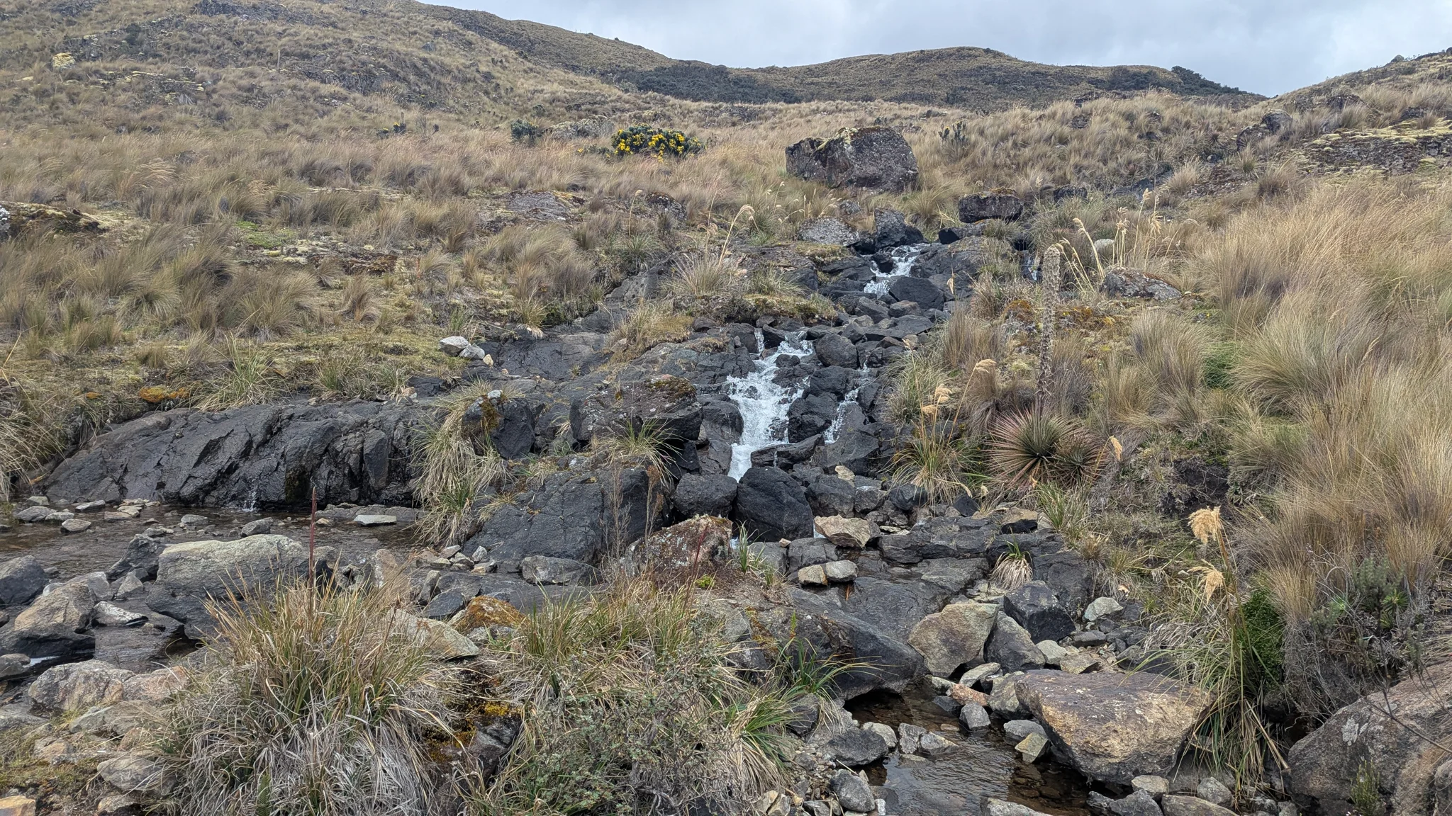 Pequeñas cascadas entre rocas de montaña