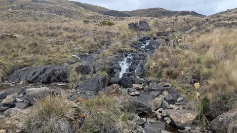 Pequeñas cascadas entre rocas de montaña