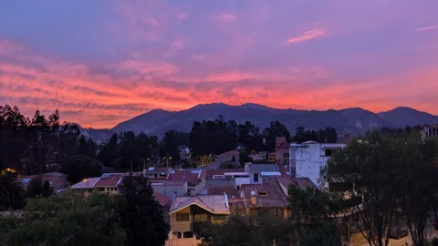 Un cielo rosado sobre la ciudad