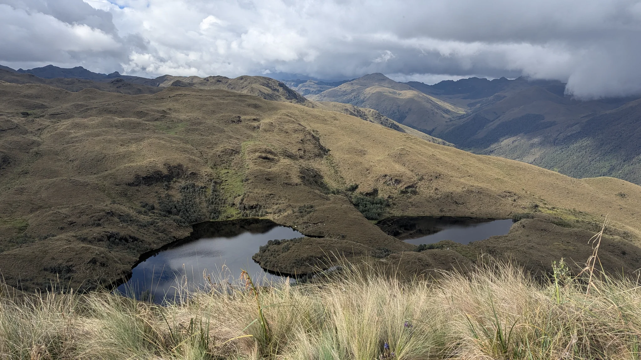 Una cuenca de páramo con lagunas. El nombre del cuerpo de agua sigue sin confirmarse.