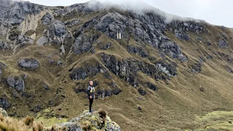 Pequeñas lagunas en una hoya rocosa. El nombre del cuerpo de agua sigue sin confirmarse.