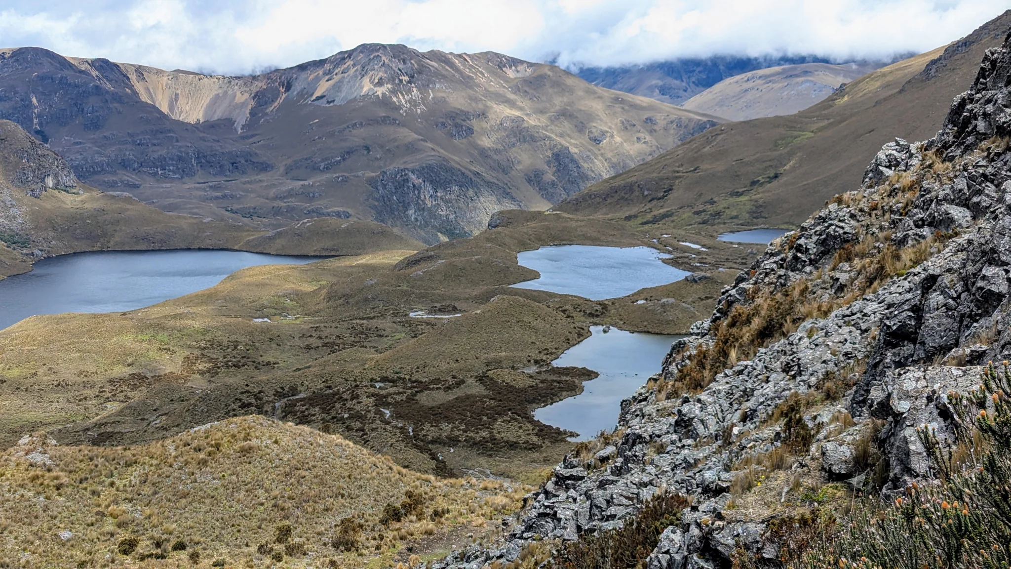 Una cadena de lagunas azules. El nombre del cuerpo de agua sigue sin confirmarse.