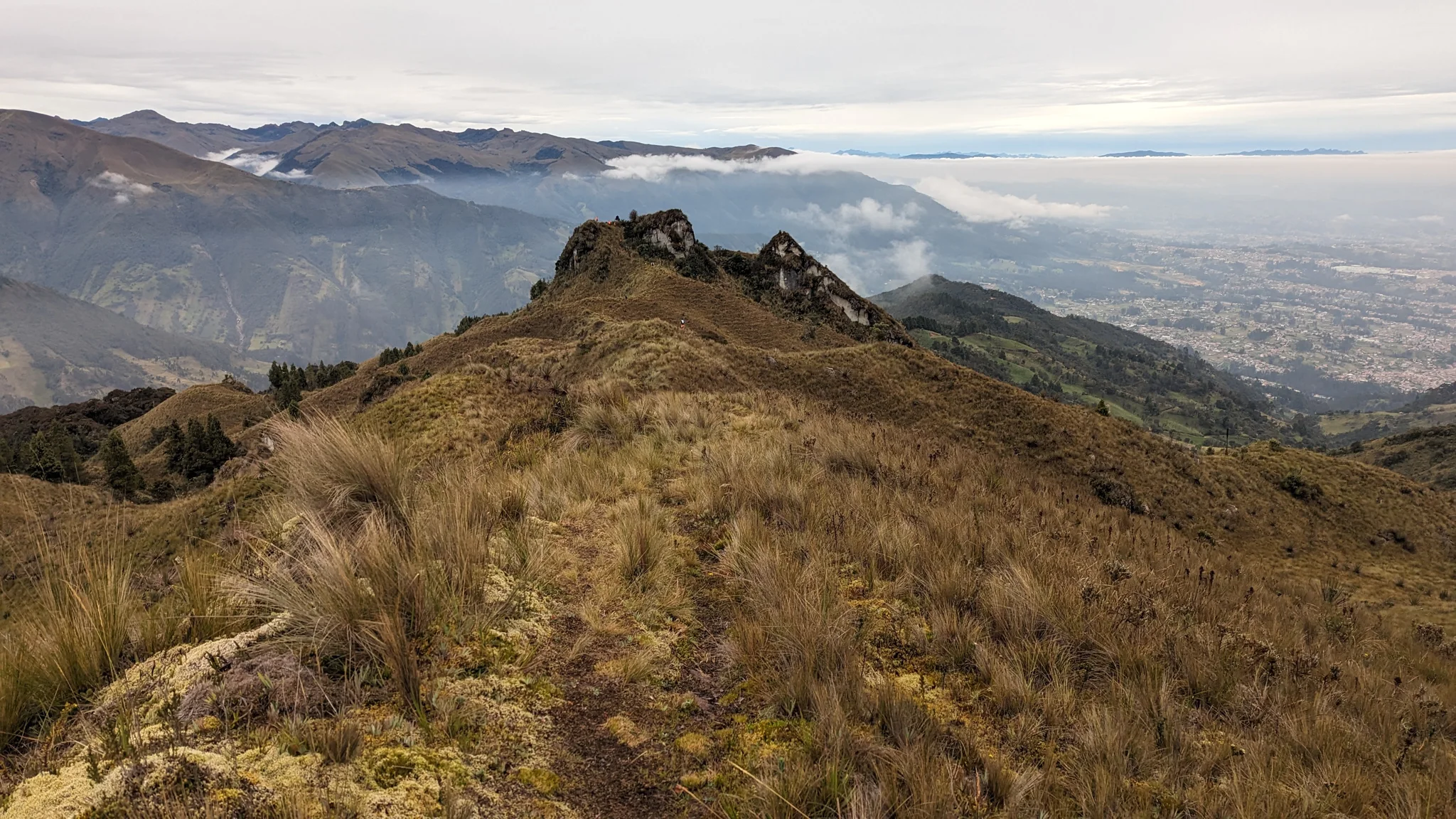 Una cresta dentada sobre el valle