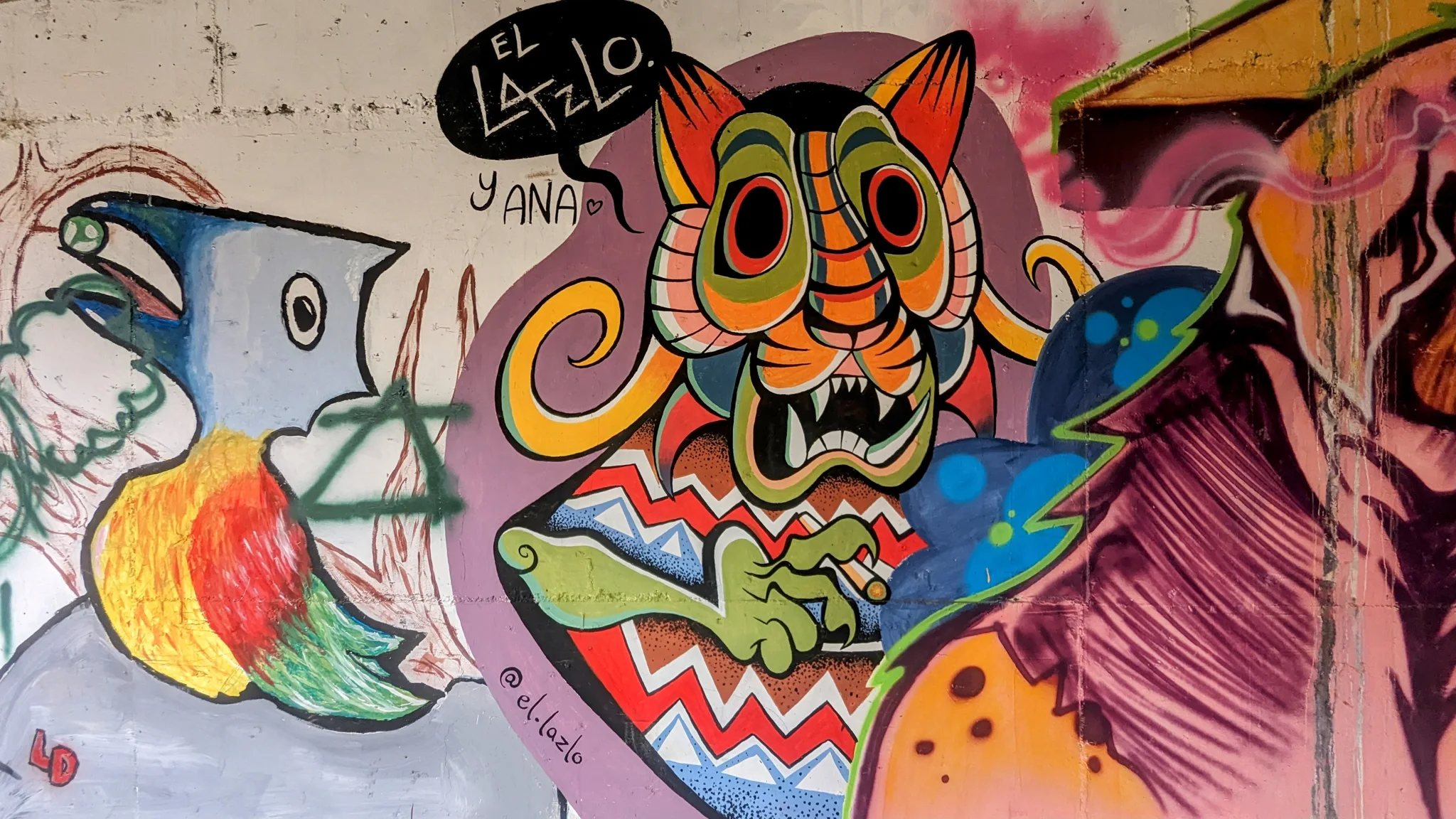 Un mural de criaturas imaginadas y colores vivos