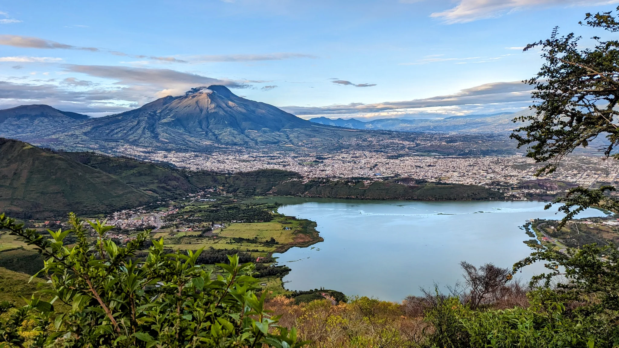 Una laguna bajo lomas arboladas. El nombre del cuerpo de agua sigue sin confirmarse.