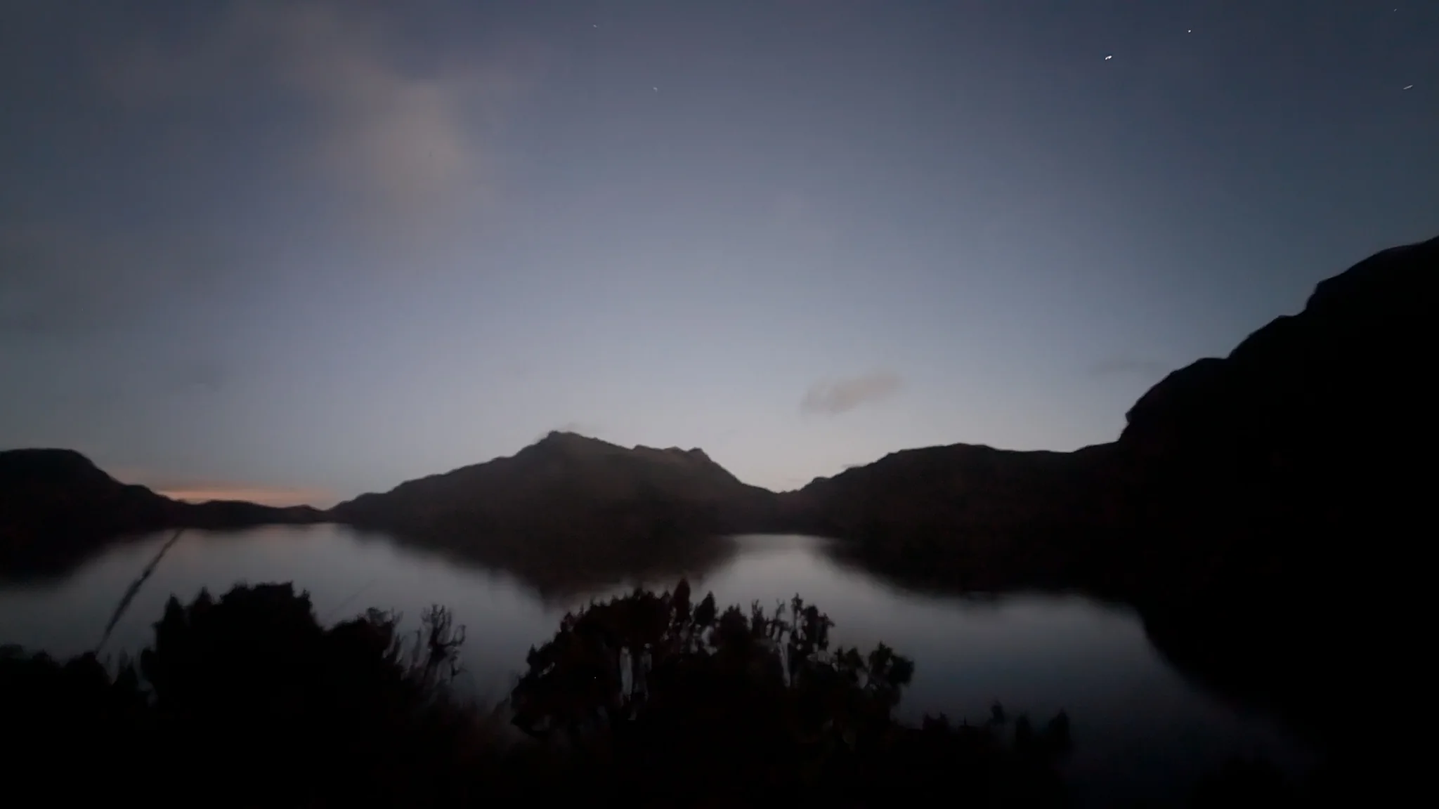 Siluetas sobre Lagartococha de noche.