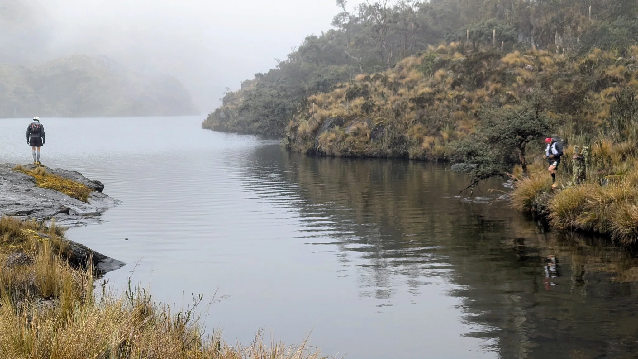 Caminantes en ambos lados de una entrada de agua. El nombre del cuerpo de agua sigue sin confirmarse.