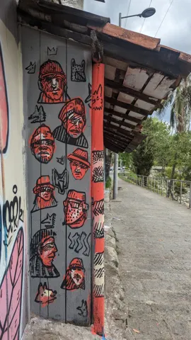 Retratos pintados en una columna estrecha