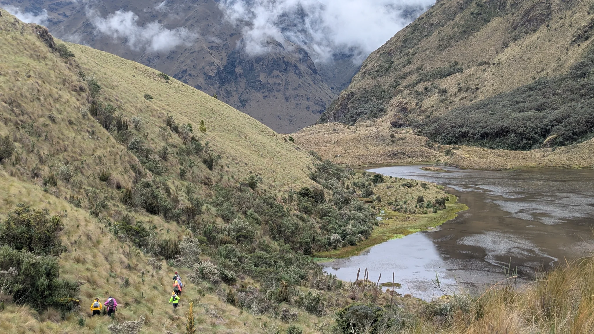 Descenso hacia Laguna Barrancos.