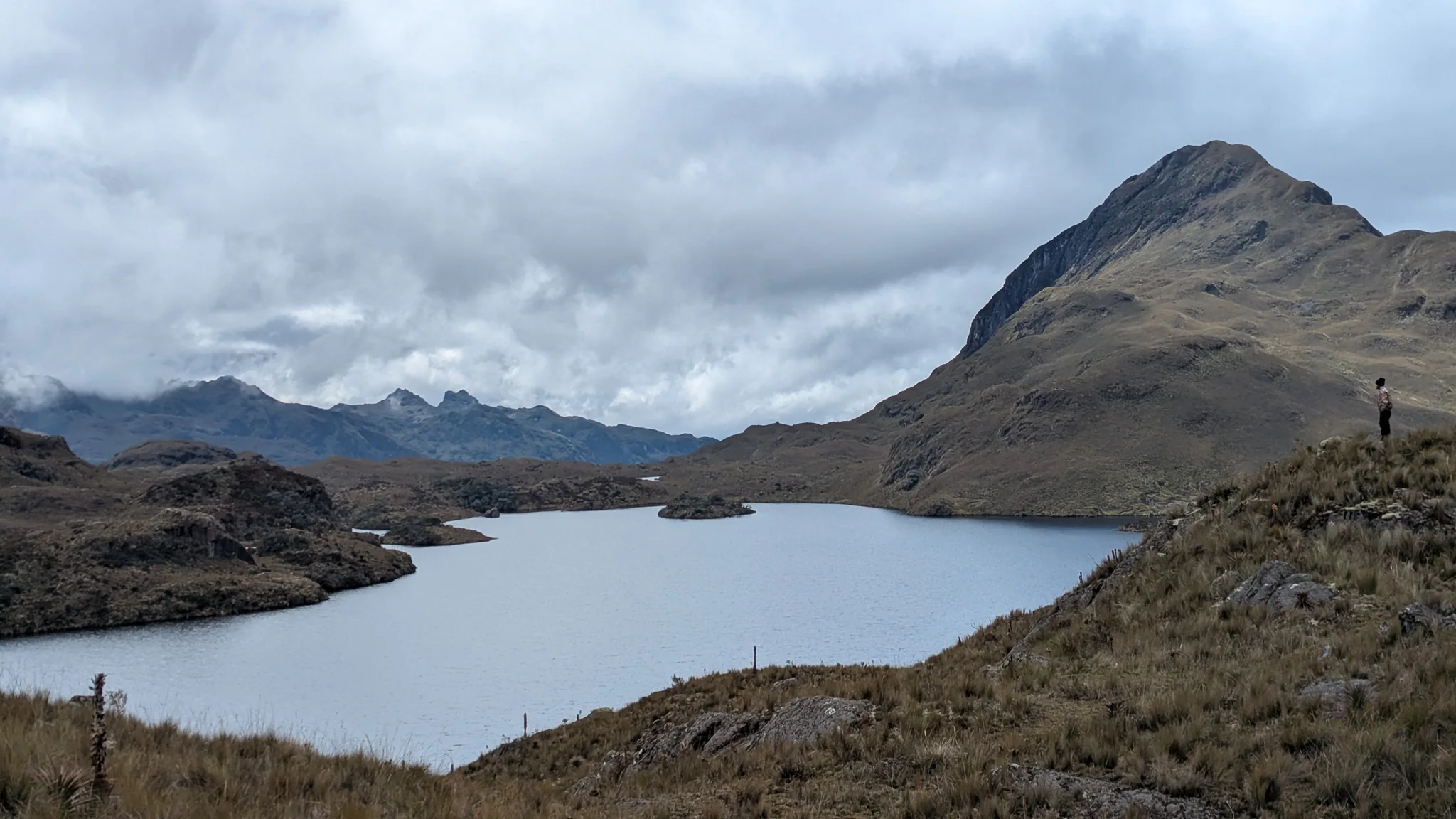 Una orilla de Osohuayco bajo una cumbre.