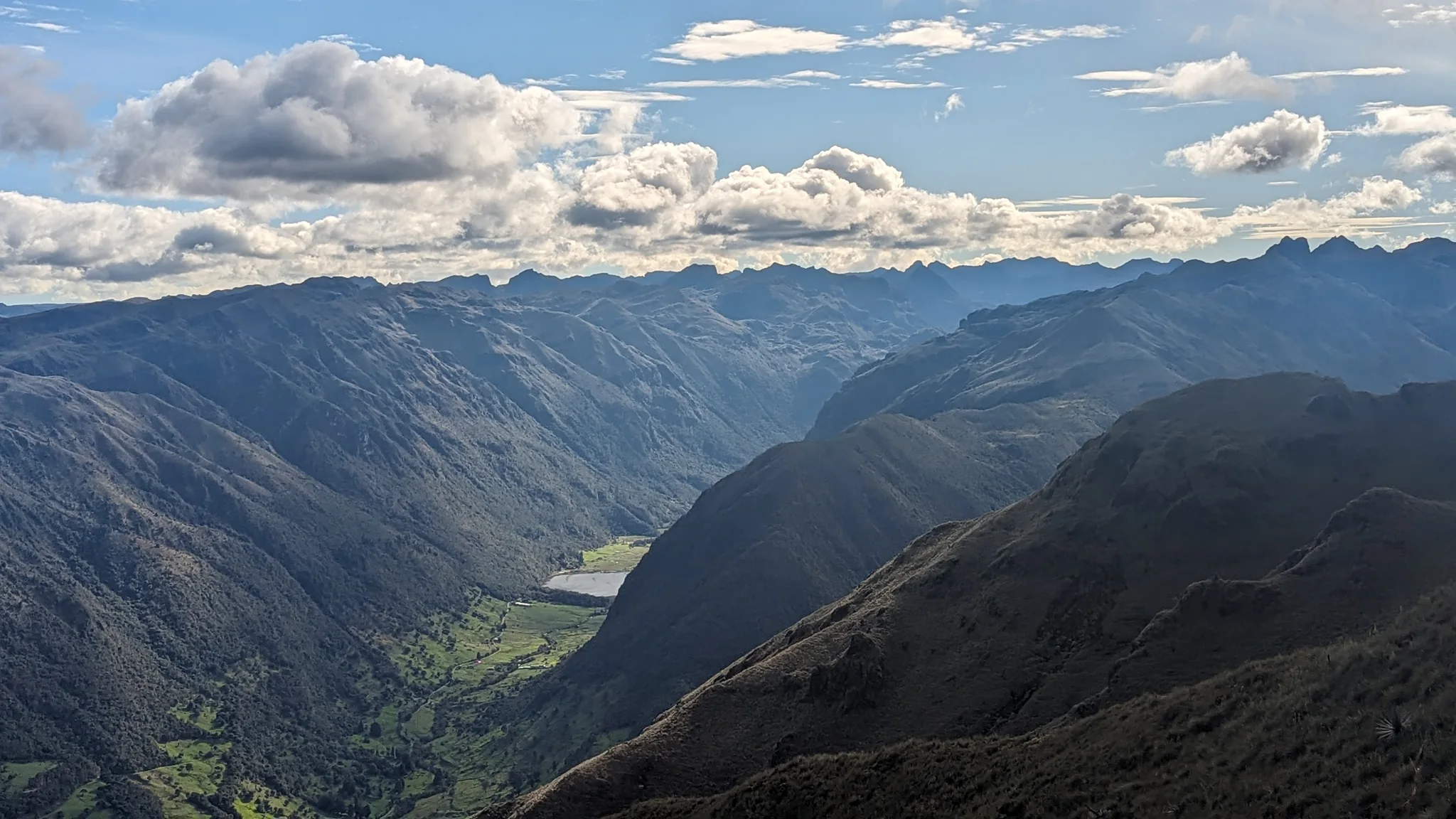 Llaviucu en su profundo valle arbolado.