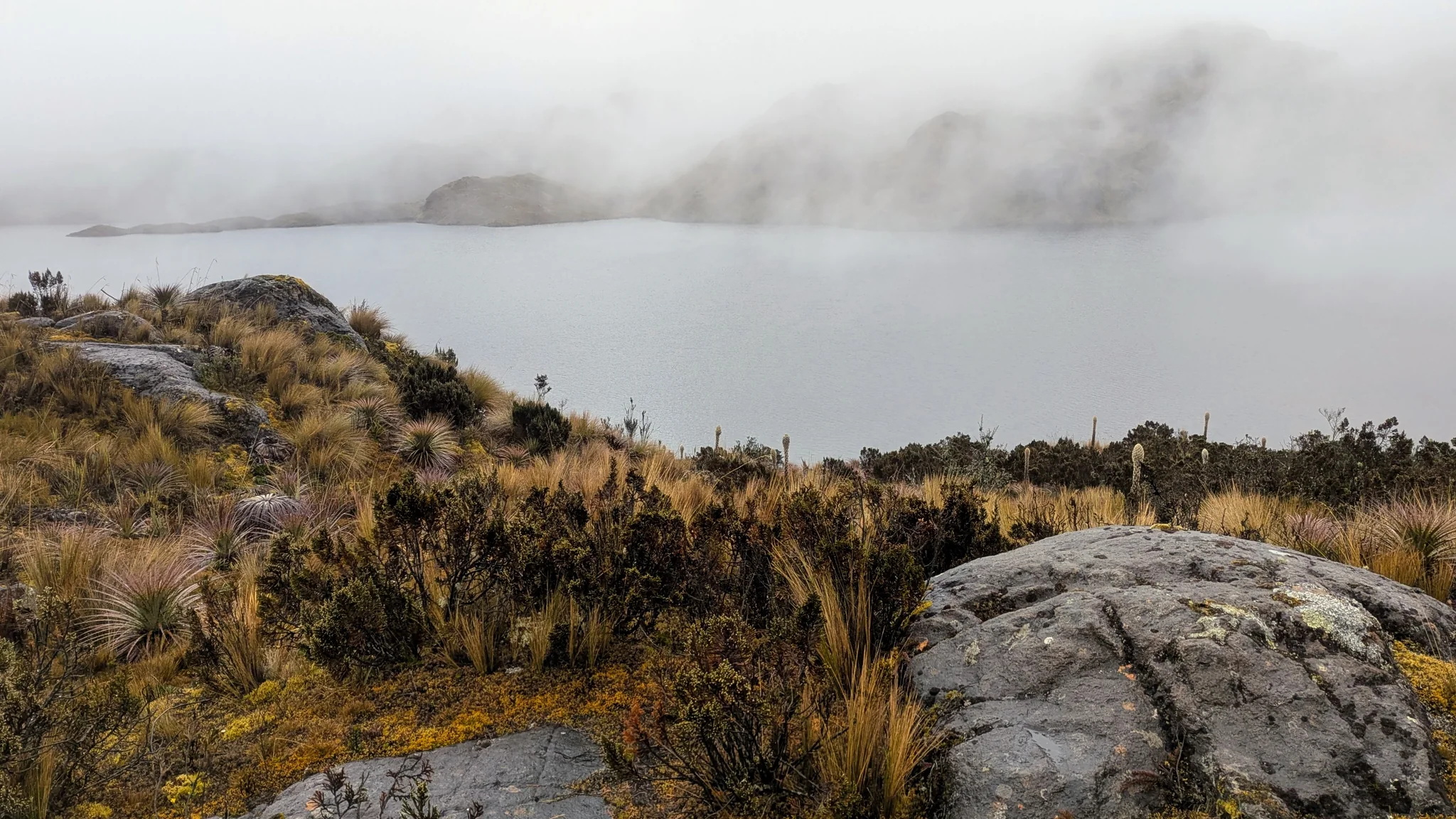 Nubes bajas sobre una laguna de páramo. El nombre del cuerpo de agua sigue sin confirmarse.
