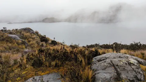 Nubes bajas sobre una laguna de páramo. El nombre del cuerpo de agua sigue sin confirmarse.