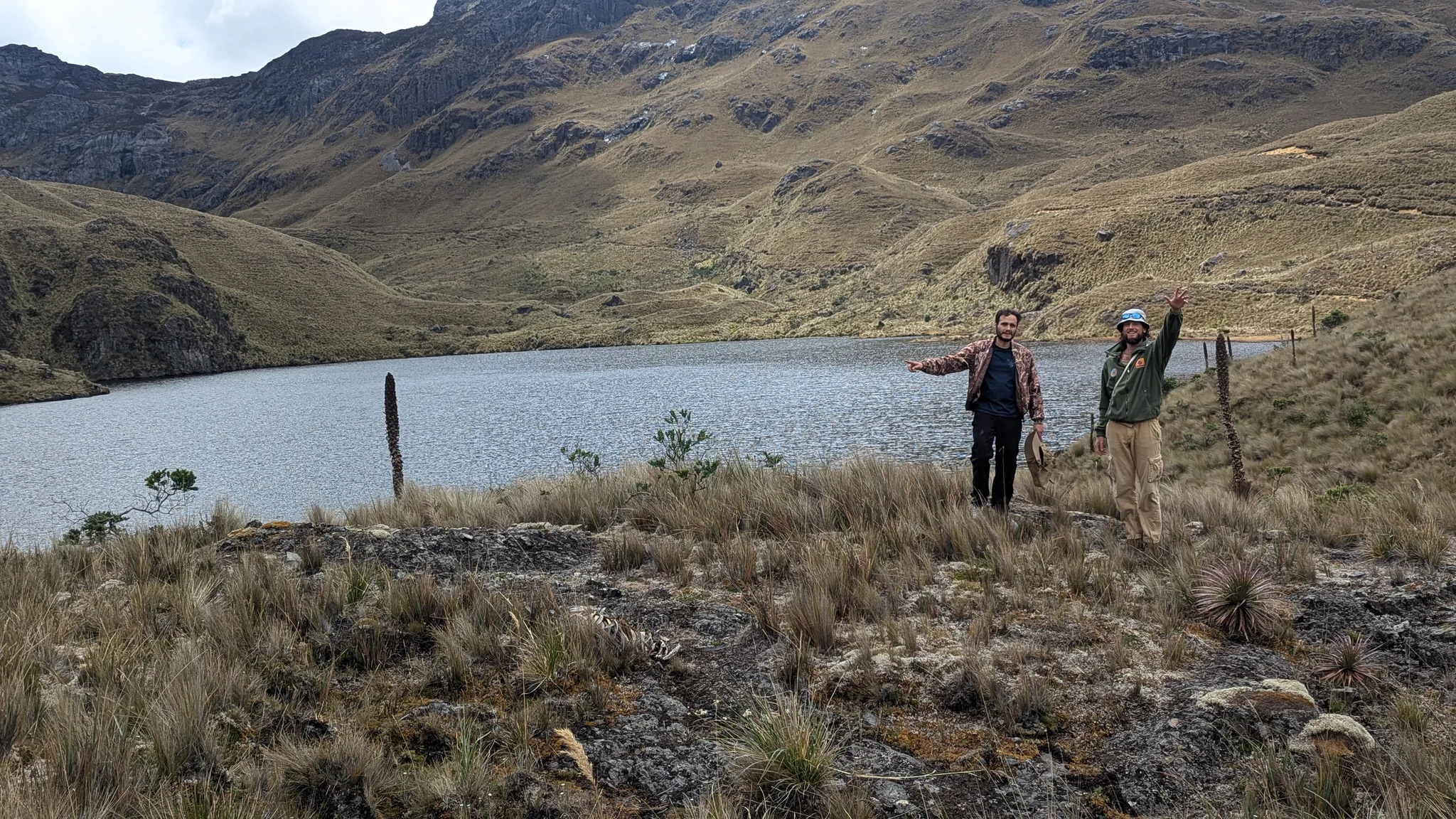 Dos caminantes junto a Laguna Toreador.