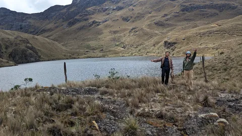 Dos caminantes junto a Laguna Toreador.