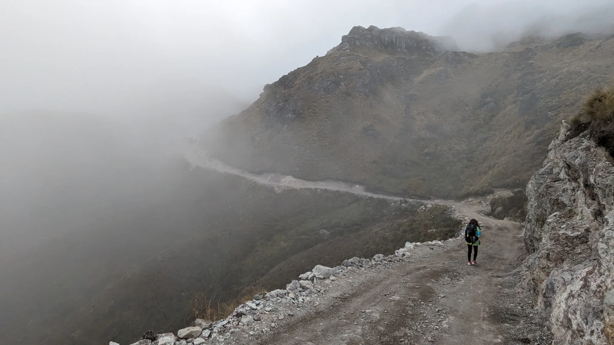 Una caminata junto a una laguna entre neblina