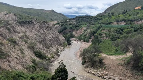 Un río que recorre un valle empinado