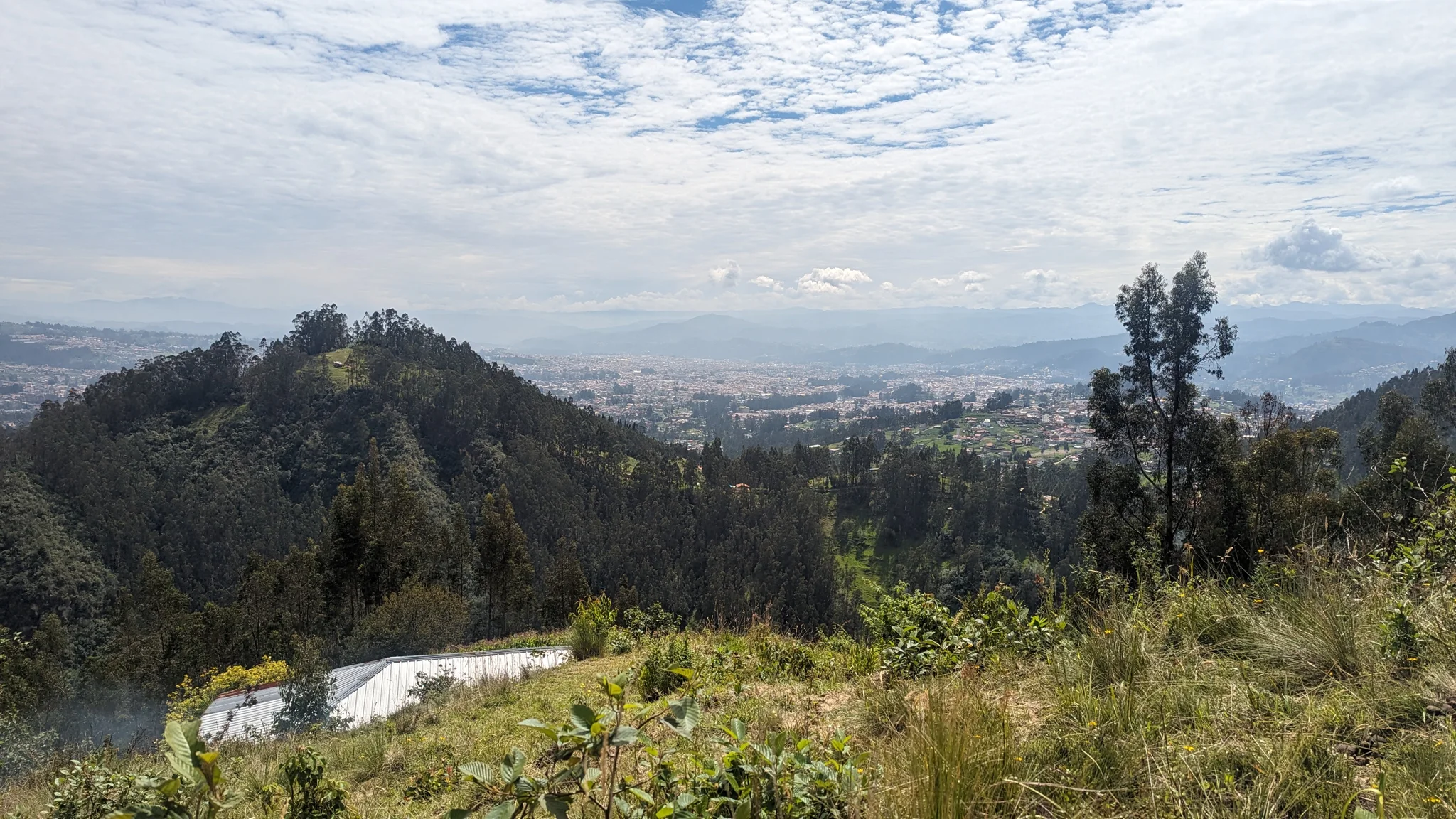 Un embalse o laguna distante entre lomas. El nombre del cuerpo de agua sigue sin confirmarse.