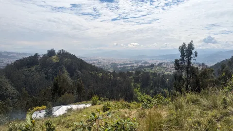 Un embalse o laguna distante entre lomas. El nombre del cuerpo de agua sigue sin confirmarse.